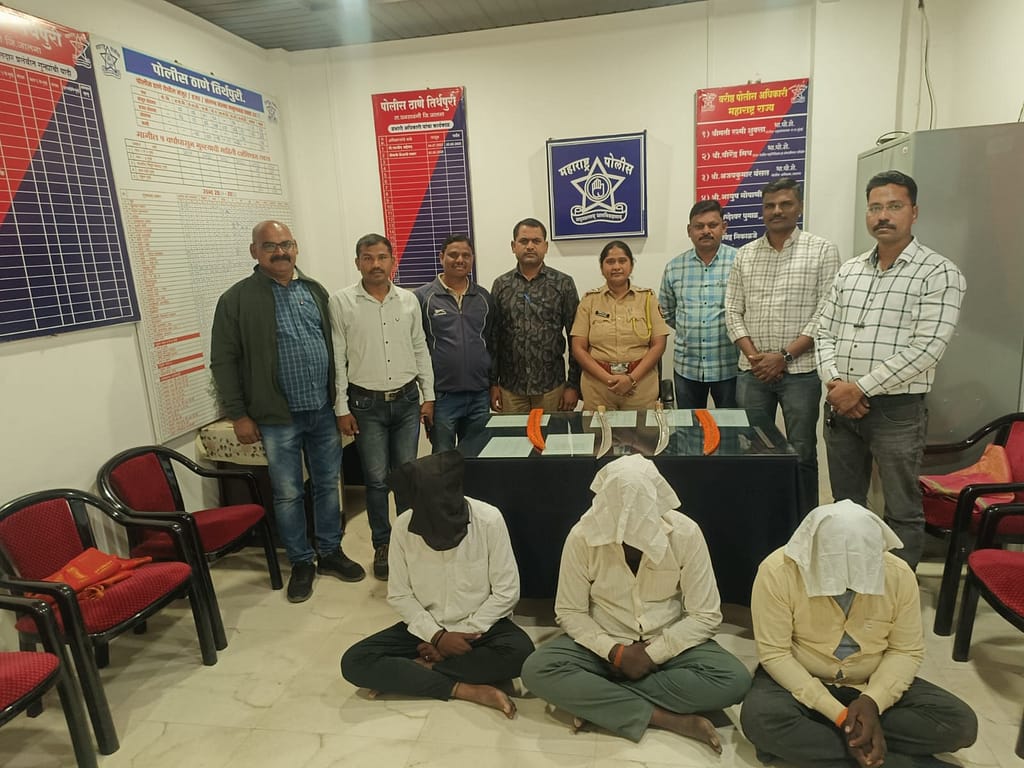 WhatsApp Image 2026-01-01 at 20.56.49 - NewsNation Online तीन गिरफ्तार आरोपी और पुलिस अधिकारी एक कमरे में, सामने दो धारदार तलवारें और सफेद स्विफ्ट कार का विवरण दिखा रहे हैं।