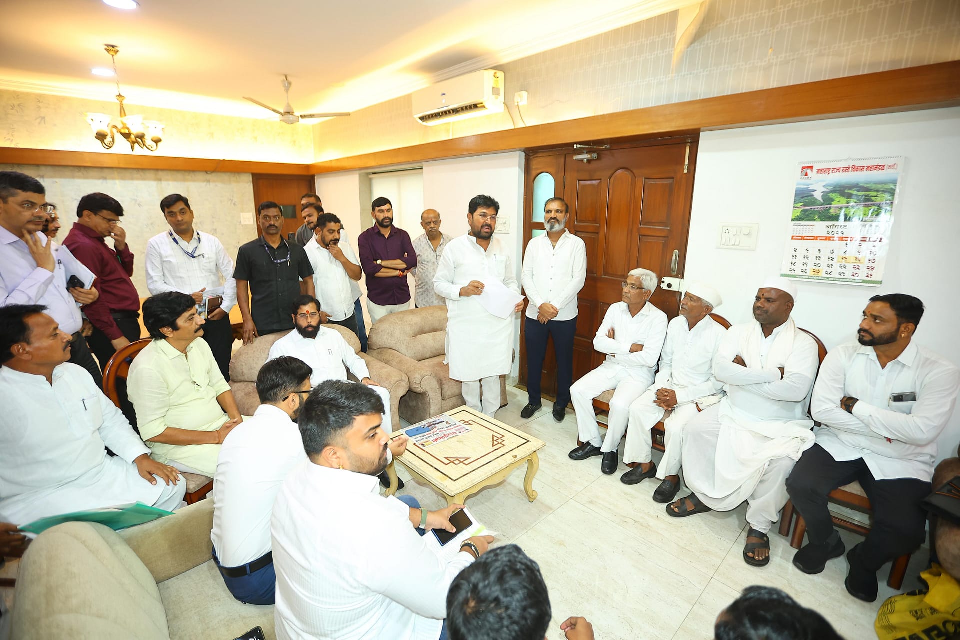 जालना में महात्मा फुले मार्केट के निर्माण का निर्णय, झोपड़पट्टी धारकों को जल्द पीआर कार्ड जारी, और समृद्धी महामार्ग पर किसानों के मुद्दों पर विस्तृत बैठक आयोजित।