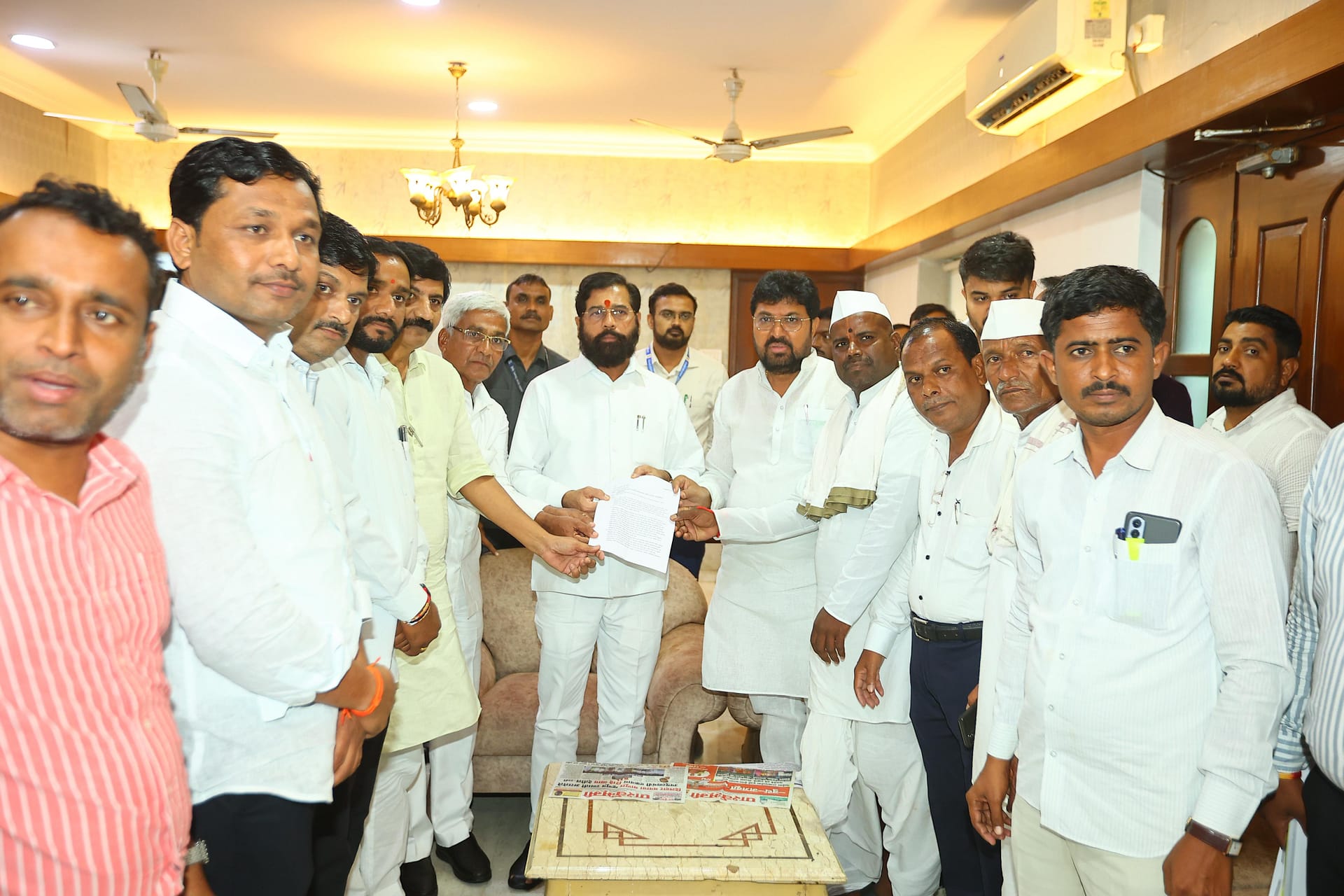 "उपमुख्यमंत्री एकनाथ शिंदे ने जालना के समृद्धि बाधित किसानों से मुलाकात कर उनके न्याय दिलाने के लिए सभी आवश्यक कदम उठाने का आश्वासन दिया।"